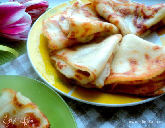 Подавать блины горячими, посыпав сахаром с корицей или ягодным джемом. Мне блины понравились со сметаной. Приятного аппетита!