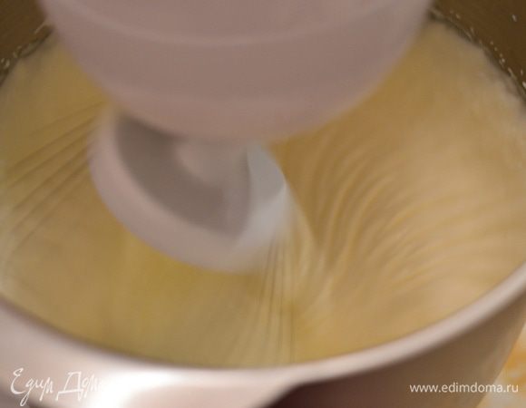 Достать крем из холодильника, добавить тоненькой струйкой желатин и взбить до небольшой густоты. Снова отправить крем в холодильник минут на 40 до загустения.