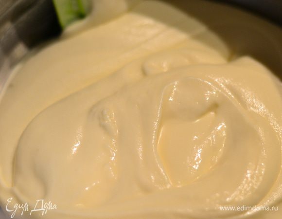 Крем становится более густым и его потом удобно распределять по рулету.