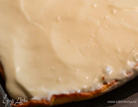 Развернуть рулет, смазать готовым кремом, аккуратно завернуть, у меня он немного треснул, но можно сверху накрыть фольгой, хорошо обмотать и завернуть, тогда рулет снова будет держать форму, тем более, не страшно, если сверху будет такая красивая глазурь. Поставить в холодильник на час.