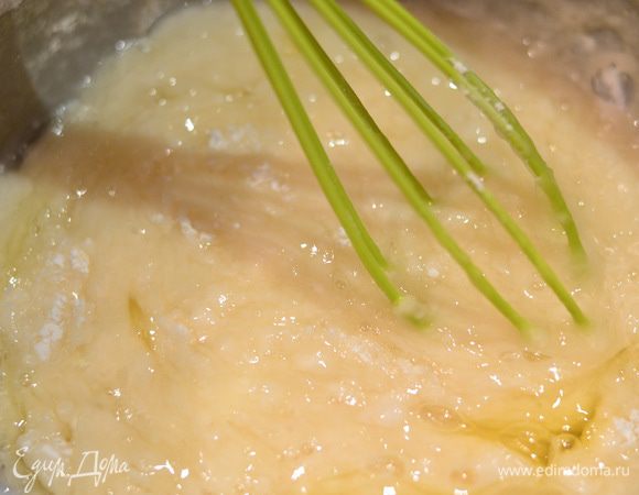 Готовим глазурь. Холодные белки смешиваем с просеянной сахарной пудрой и взбиваем, добавив туда же пару капель лимонного сока, взбиваем до густого состояния.