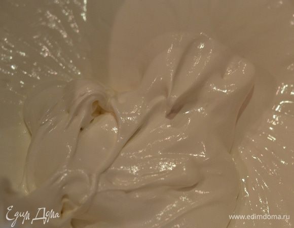 Глазурь должна быть гладкой и блестящей. 