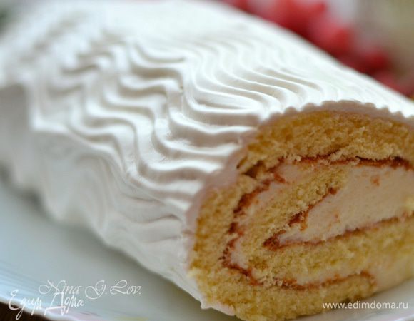 Смазываем рулет и украшаем по желанию. Оправляем в холодильник на ночь.