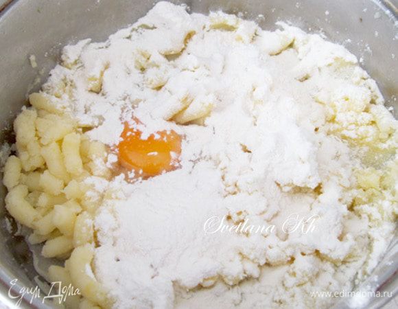 Картофель отварить, размять, добавить яйцо, муку, соль и перец. Замесить мягкое тесто. Делать все ложкой.