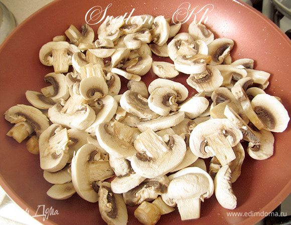 Грибы нарезать, поджарить с луком на растительном масле. Кабачок нарезать ломтиками.
