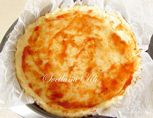 Картофельное тесто разложить в форме, помогая себе мокрой ложкой. Смазать кетчупом.Форму лучше взять разъемную или проложить дно обычной формы промасленным пергаментом.