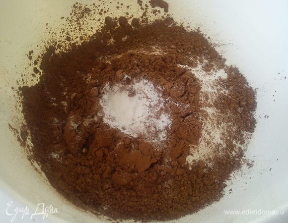 В миске перемешать муку, 1/2 стакана сахара, 1/4 стакана какао, кофе, разрыхлитель, соль и ваниль.Добавить шоколадную стружку.

