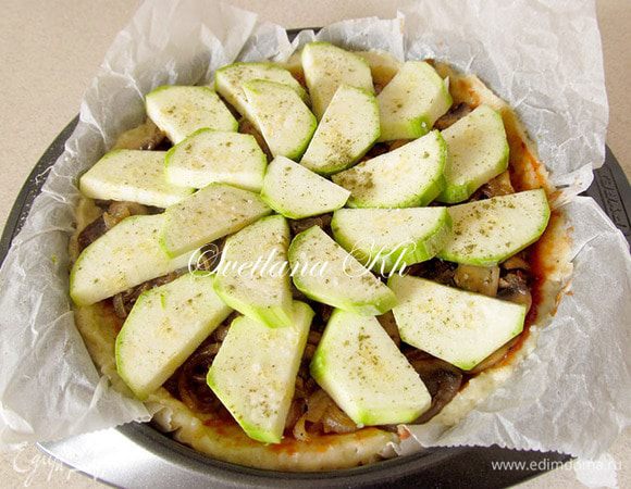 Затем кабачки. Посолить верхний слой, посыпать травами и черным перцем. Смазать растительным маслом и поставить выпекать в духовку, примерно на 20 минут, до готовности.  Через 10 минут вытащить пирог и еще раз  смазать маслом кабачки.