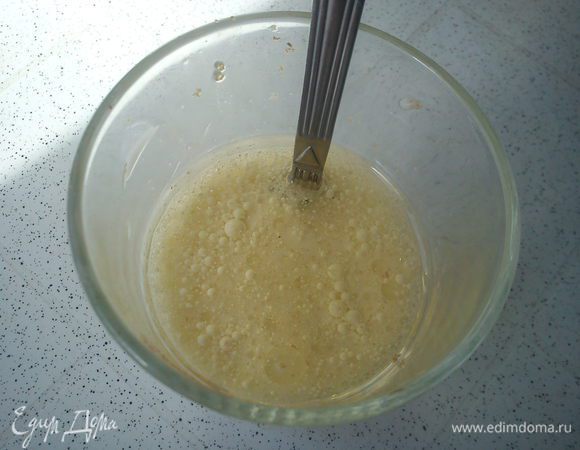 Смешать молоко и растительное масло
