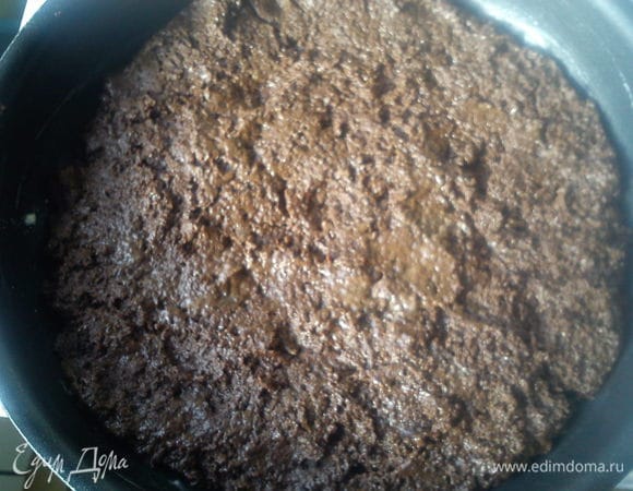 Смешать молоко с сухими ингридиентами. Смазать маслом форму диаметром 20 см и выложить в нее смесь. 