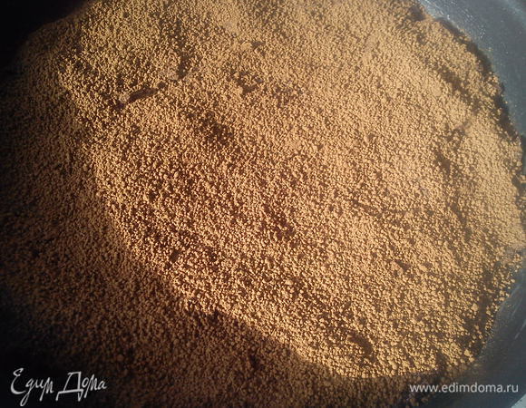 Перемешать оставшиеся какао и сахар и высыпать равномерно сверху