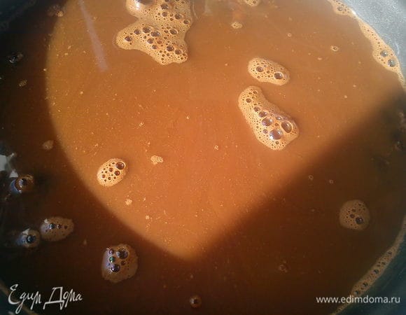 Полить равномерно стаканом горячей воды и выпекать 35-40 минут в заранее разогретой до 180 С духовке. На этом этапе нужно внимательно следить за кексом, я немного отвлеклась на гостей и слегка передержала его в духовке. Поэтому нижний слой у меня получился полужидким, а должен был напоминать шоколадный соус. Хотя на результате это не  отразилось. Гости, были в восторге от кекса. Ориентируйтесь на корочку, она не должна быть высохшей. 