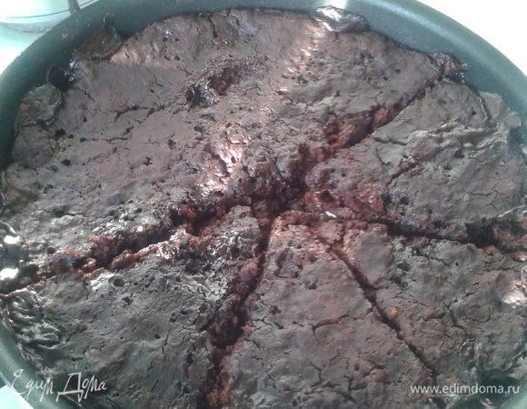 Резать слегка остывшим. Можно подать со взбитыми сливками.