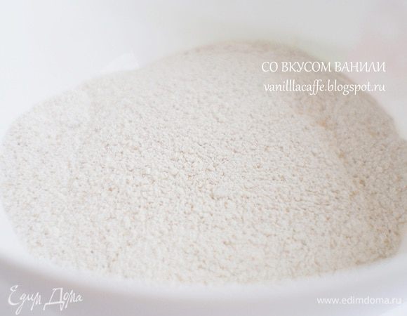 В миске смешать муку, крахмал, сахар, соль, разрыхлитель, ванилин. 