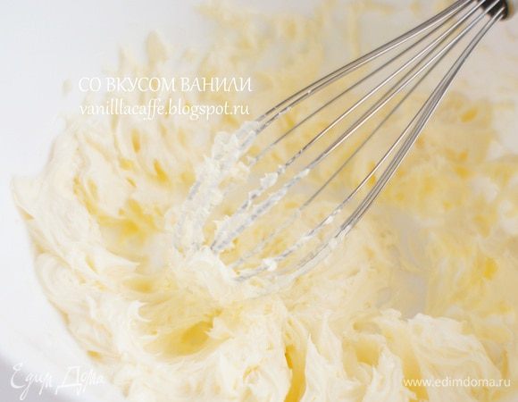 В другой миске взбить масло электрическим миксером на средней затем на высокой скорости в течение 30 секунд. 