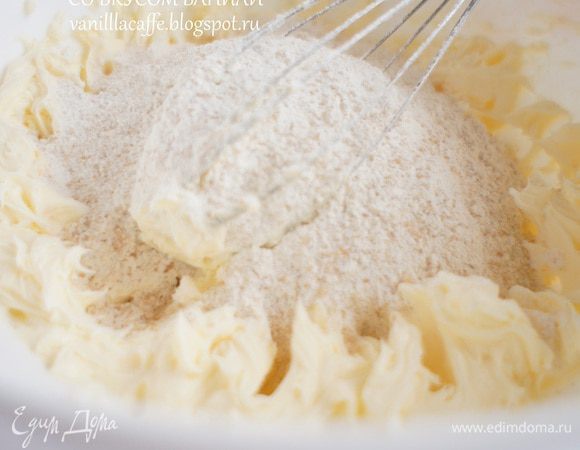 Добавьте смесь муки. 