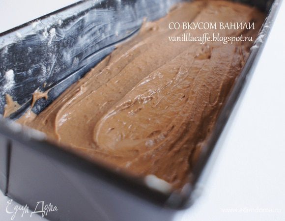 Форму для кекса смазать сливочным маслом и присыпать мукой.
Вылить тесто в подготовленную форму. Выпекать от 60 до 80 минут (проверить готовность зубочисткой, если будет сухая – кекс готов).