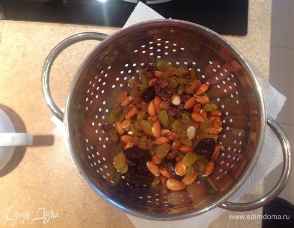 Вымыть и обсушить сухофрукты и орехи