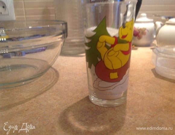 Отмерить 3/4 стакана сахарного песка и высыпать его в миску, в которой будет замешиваться тесто.