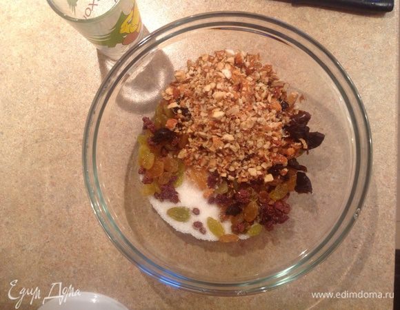 Добавить в миску обсушенные сухофрукты (чернослив я разрезала на кусочки) и порубленные орехи (я воспользовалась блендером).