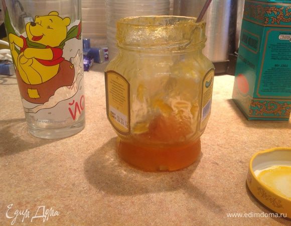 Добавить 2 столовые ложки варенья (у меня абрикосовое).