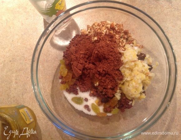 Добавить 2 столовые ложки какао и 2 столовые ложки растительного масла. Добавить специи на ваш вкус (я обязательно использую корицу, мускатный орех и кардамон).