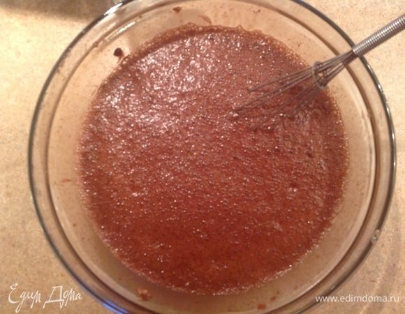 Вылить стакан воды с содой в миску и хорошенько размещать. Смесь в миске начнет пениться из-за реакции соды с кислой средой.