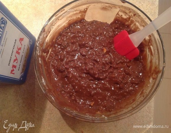 Теперь начинаем добавлять муку. Тесто по консистенции должно стать похоже на густую сметану (приблизительно как на шарлотку). В рецепте было написано, что для этого потребуется порядка 2 стаканов, но мне кажется, что муки уходит несколько меньше.