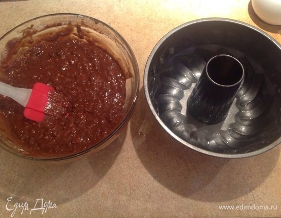 Смазать растительным масло форму для кекса и выложить тесто.