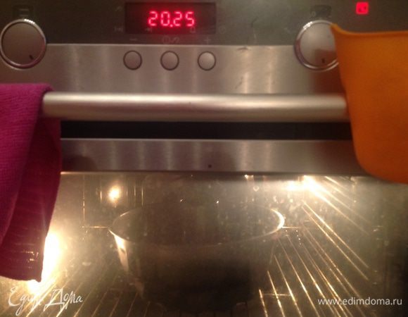 Поставить форму с тестом в предварительно разогретую до 180 градусов духовку и выпекать порядка 1 часа (я выпекаю на среднем уровне в режиме верхнего и нижнего нагрева, готовность проверяю деревянной лучиной).