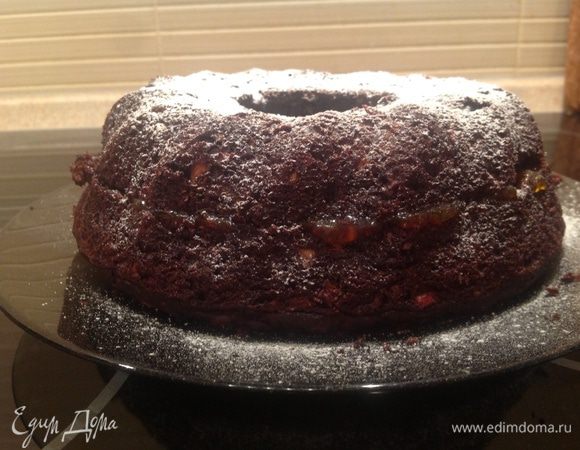 Готовый кекс извлечь из духовки, дать ему остыть и выложить на блюдо. При желании разрезать вдоль и промазать джемом или вареньем. Сверху можно посыпать сахарной пудрой. Для себя я бы эти этапы пропустила, но мои маленькие сладкоежки требуют именно такой вариант подачи.