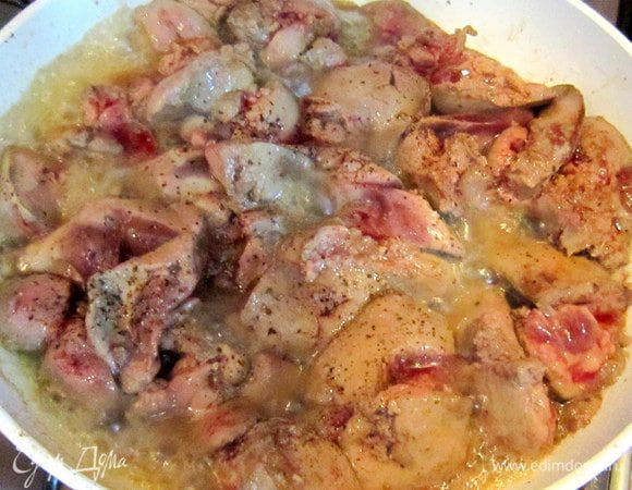 Обжарить печень на разогретом растительном масле (7 мин). Посолить, поперчить. Добавить измельченный чеснок.