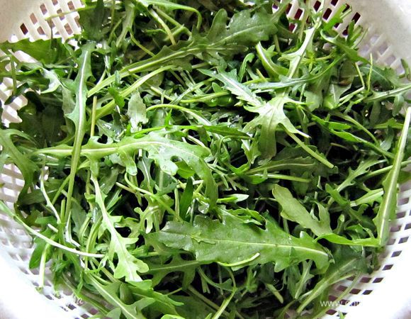 Руколу промыть и обсушить.
