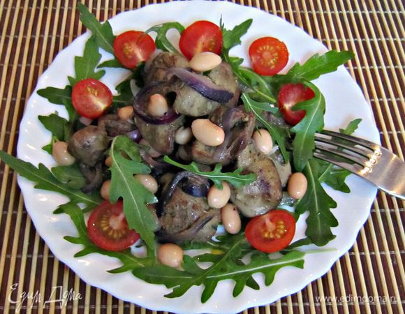 На тарелку выложить листья руколы. Сверху положить печень перемешанную с фасолью и помидоры черри. Полить  бальзамическим уксусом, подсолить. Ужин готов! Все к столу!
