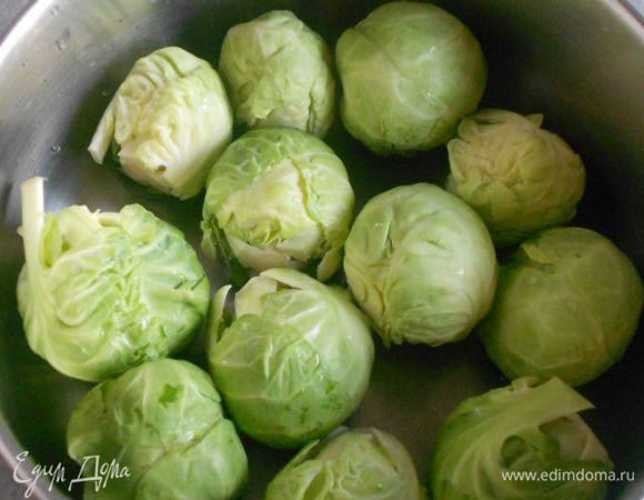 С капусты снять первые наружные листья, помыть кочанчики.