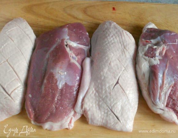 Утиные грудки помыть, обсушить. Сделать на коже неглубокие надрезы в виде сетки. Приправить солью и перцем.
Нагреть большую сковороду без жира, положить кожей вниз грудки и жарить около 5 мин., затем перевернуть их и ещё недолго обжаривать.