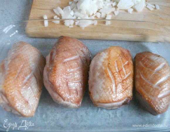 Переложить мясо  кожей вверх в жаропрочное блюдо и обжаривать в духовке около 20 мин (до готовности).