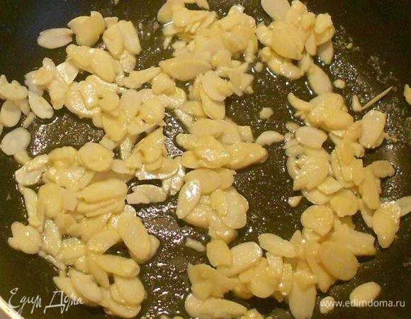 В маленькой сковороде растопить сливочное масло и обжарить слегка до золотистого цвета нарезанный миндаль.
