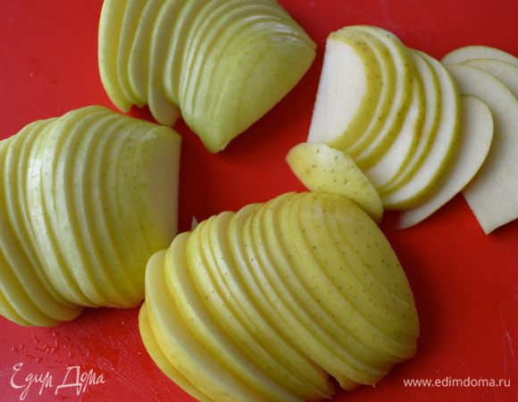 Яблоки вымыть, удалить сердцевину, и, не снимая кожуры, нарезать тонкими дольками. Чем тоньше, тем лучше они у вас после лягут на тесто. 