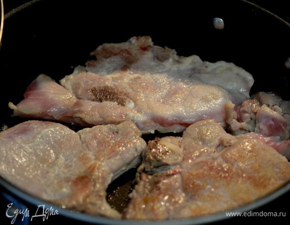 Разогреем сковороду на среднем огне. Обжарим свиные отбивные на растительном или оливковом масле,если тонкие жарим не долго. Снимем со сковороды на блюдо, прикроем фольгой.