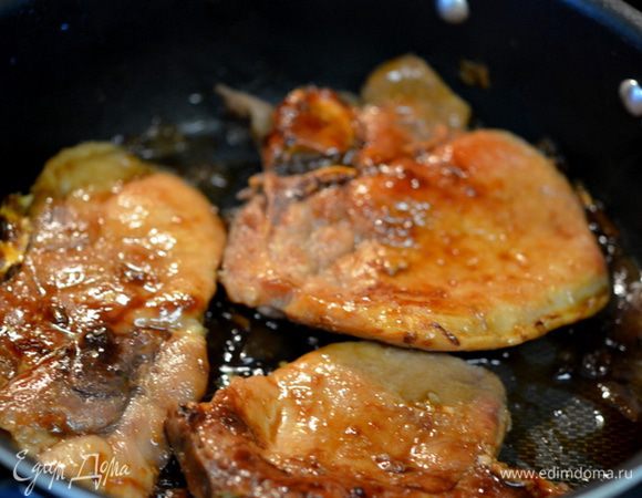 Выложим с тарелки обратно свиные отбивные в сковороду. Переворачиваем, тушим до готовности свинины.