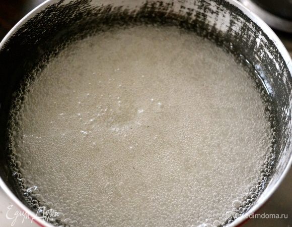 Приготовить желе-заливку согласно указаниям на упаковке... То есть в 250 мл воды развести сахар, добавить содержимое пакетика с желатином, размешать и поставить на огонь. Довести до кипения и прокипятить 1 минуту. Выключить, дать остыть буквально 2 минуты. 