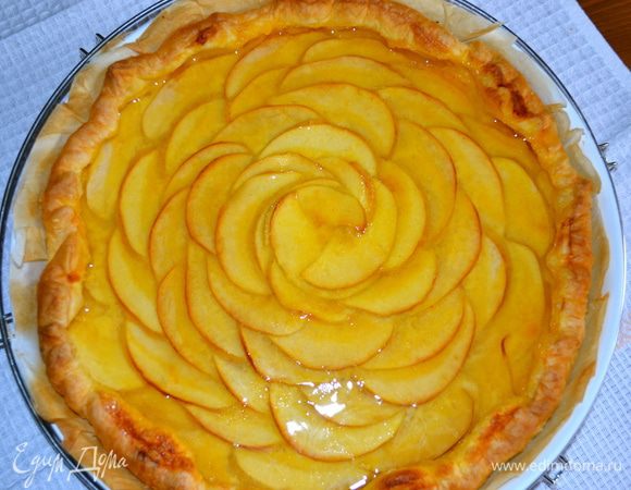 Залить приготовленным желе поверхность торта, дать немного остыть и убрать в холодильник до момента подачи на стол.