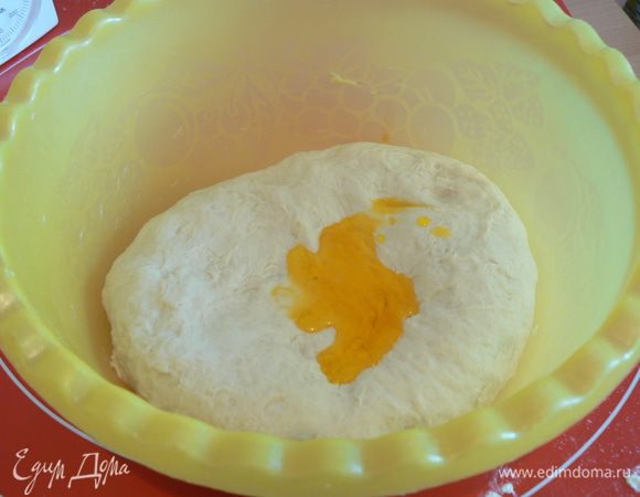 Добавить горчичное масло и еще вымесить