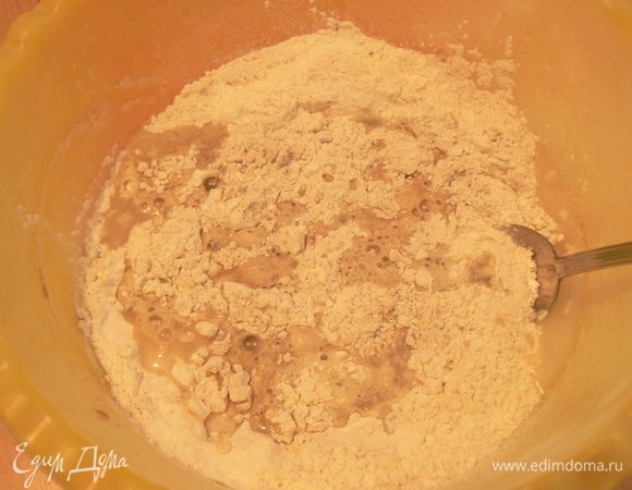 в воде растворите мед,соль,добавьте к муке