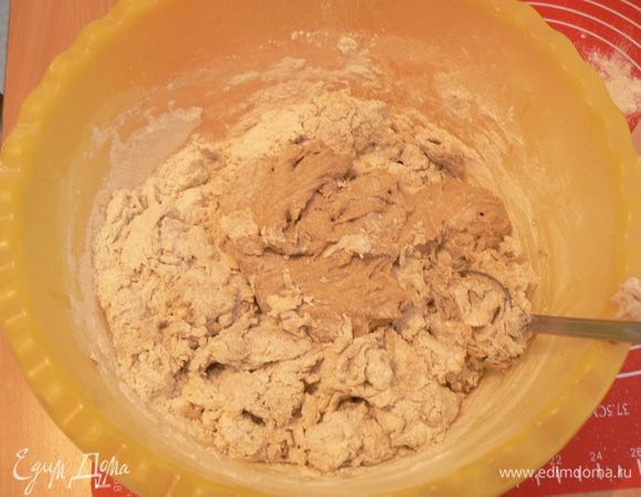 добавить закваску,вымешивайте с помощью деревянной лопатки