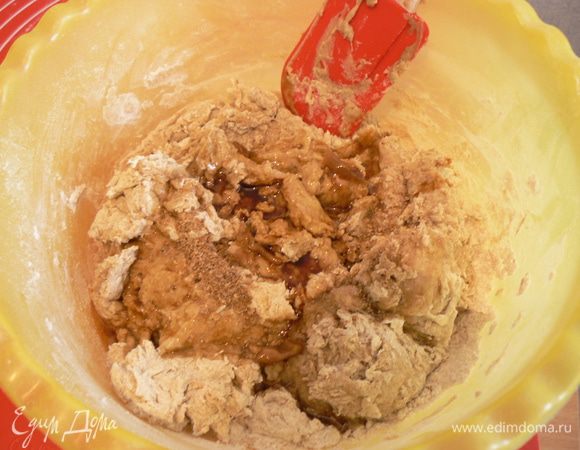 добавьте остальные ингридиенты,долго месить не нужно,достаточно чтобы тесто было однородным