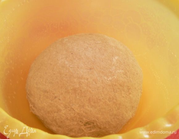 миску с тестом затяните пленкой и отправьте в теплое место на 1,5-2 часа