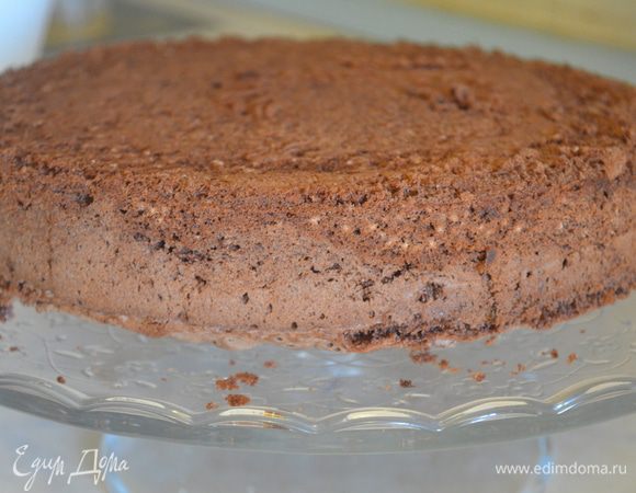 Итак! Бисквит на кипятке от Заремы (Сюрреалистичная)
http://www.edimdoma.ru/retsepty/38569-biskvit-na-kipyatke-belyy
Я все делала по рецепту, за исключением возни с обертыванием формы фольгой - у меня и так все ровно получается)))