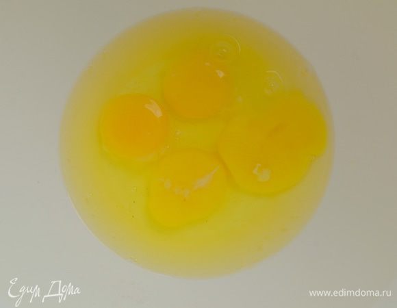 Яйца взбить с сахаром добела.